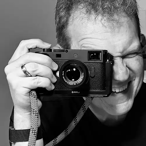 Michael Mährlein – Systemischer Business Coach und Fotograf aus Augsburg, mit Leica Kamera